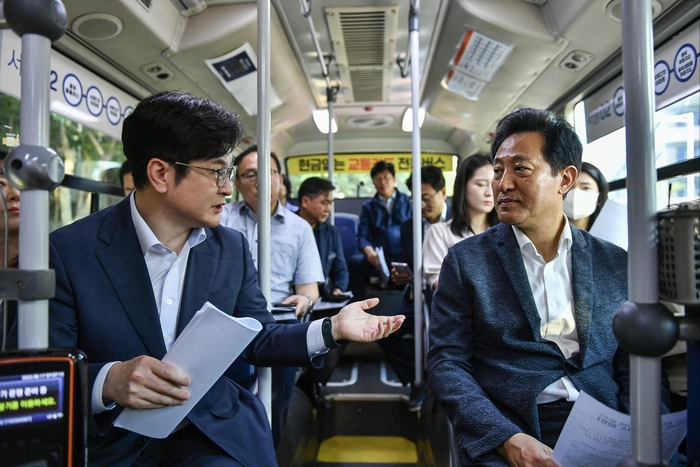 오세훈 서울시장과 서울동행버스 합동점검시승식에서 소통하고 있는 김병수 김포시장