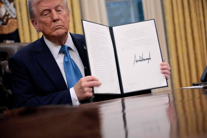 US-PRESIDENT-TRUMP-SIGNS-EXECUTIVE-ORDERS-IN-THE-OVAL-OFFICE