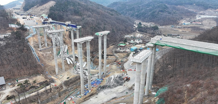 경기도 안성시 서울세종고속도로 건설 공사 교량 상판 붕괴 사고 현장