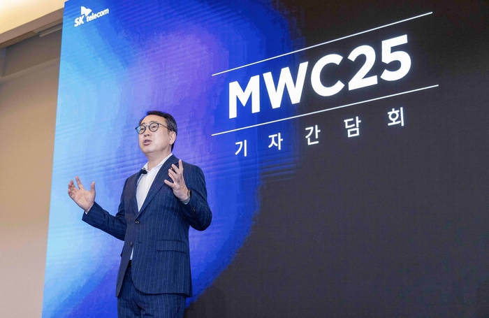 유영상 SK텔레콤 CEO가 2일(현지시간) MWC 2025 개막 전날 열린 기자간담회에서 AI 사업 전략을 소개하고 있다.