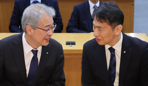 지난 13일 서울 한국금융연수원에서 열린 '사외이사 양성 및 역량 강화 업무협약식'에 참석한 임종룡 우리금융그룹 회장(왼쪽)과 이복현 금융감독원