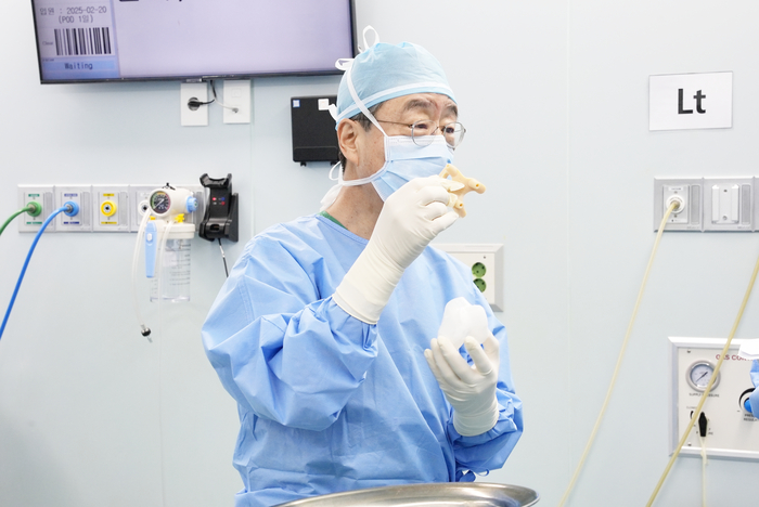 연세사랑병원 고용곤 병원장이 수술 정확도를 높이는 맞춤형 수술도구에 대해 설명하고 있다