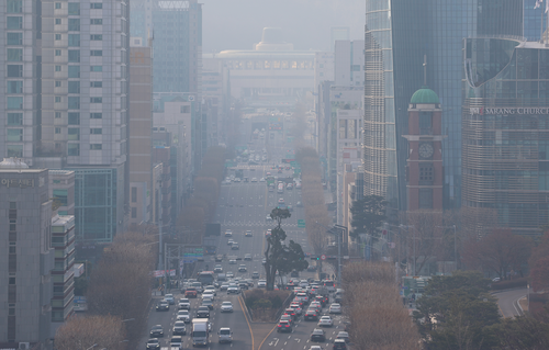 서울 서초구 누에다리에서 바라본 반포대로와 예술의 전당 일대가 안개와 미세먼지에 갇혀 있다.