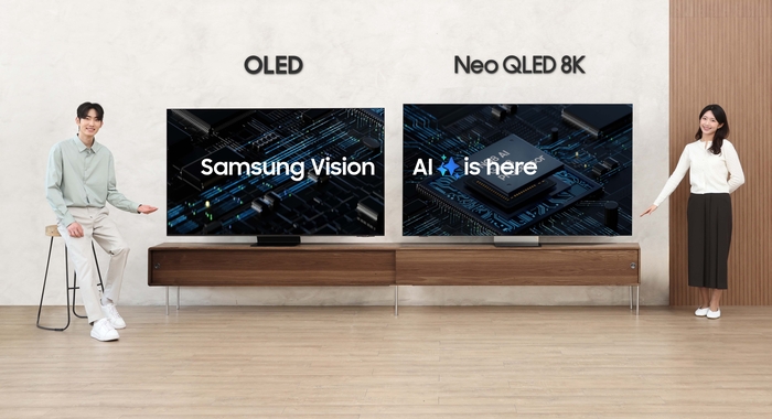 삼성전자 모델이 2025년형 AI TV 신제품 'Neo QLED 8K'와 'OLED'를 소개하고 있다.