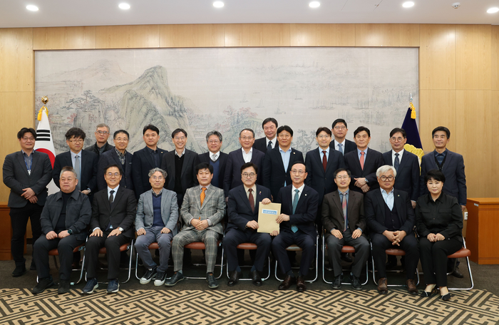 우원식 국회의장(앞줄 왼쪽 다섯번째)과 한국재생에너지산업발전협의회 관계자들이 지난 11일 국회에서 간담회를 가진 후 기념촬영하고 있다. 국회