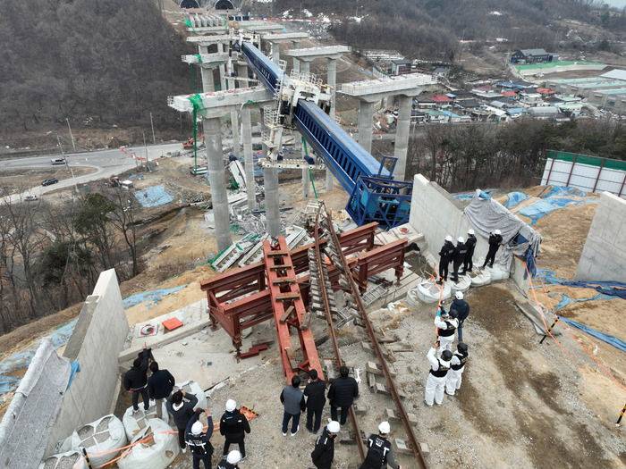 고속도로 건설현장 교량 구조물 붕괴 원인을 찾아라