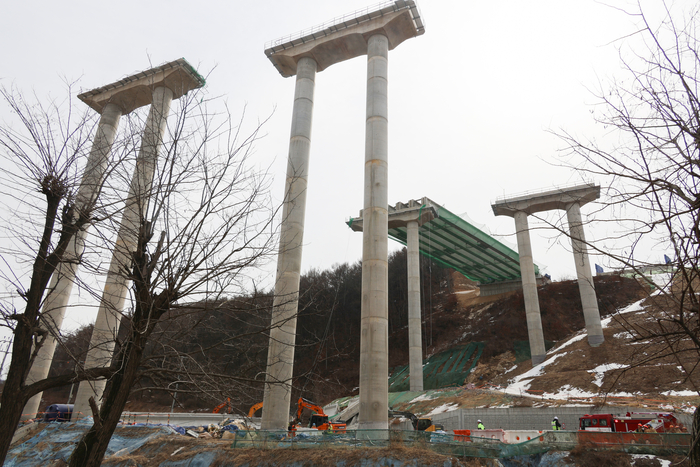 덩그러니 남은 고속도로 교각