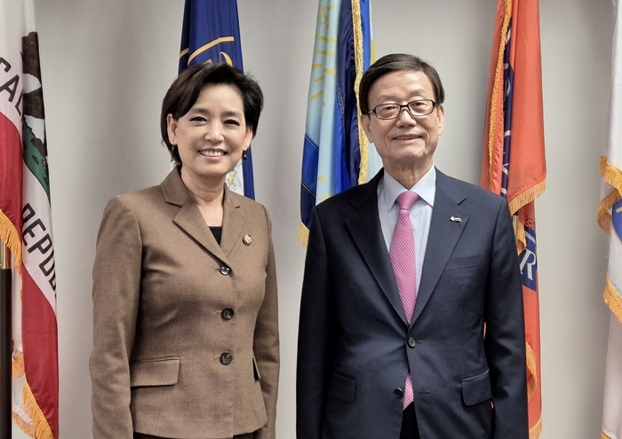 14일(현지시간) 미국 캘리포니아를 찾은 윤진식 한국무역협회 회장이 영 김 캘리포니아 연방 하원의원과 면담을 마친 뒤 기념촬영을 하고 있다.