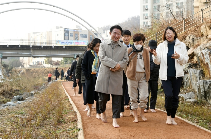 김동근 의정부시장 민락천 황톳길에서 시민과 소통