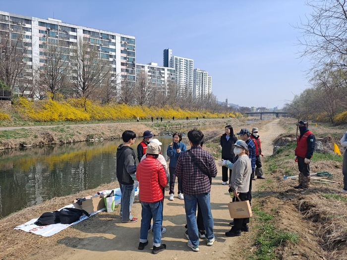 안양시 4일 민-관 합동으로 학의천 일대서 생태계 교란식물 제거 실시