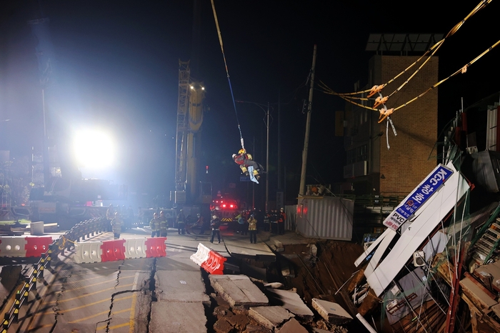 12일 오전 4시30분경 광명시 신안산선 공사 도로 붕괴 사고 현장에 고립됐던 노동자 구조