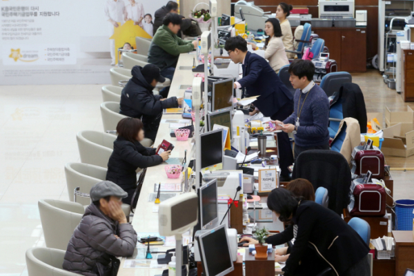 은행 창구에서 보험상품을 판매하는 '방카' 채널에서 특정 보험사 상품 판매 비중 제한이 현행 25%에서 최대 75%까지 확대된다.