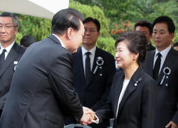 尹 "박정희 전 대통령 혜안·결단 배워야" 朴 "우리 정부 어려움 잘 극복할 것"