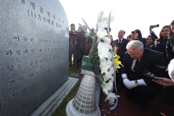 인요한 위원장, 광주 5·18 묘역서 