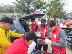 평창FC 선수들, 평창 김장축제 자원봉사 팔 걷어