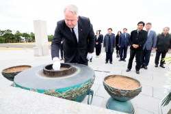 인요한 혁신위원장, 제주 4·3공원 참배…"우리가 빚진 사람 잘 모셔야"