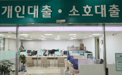 "가계부채 잡힐까"...당국 엄포에 대출 잠그는 은행들