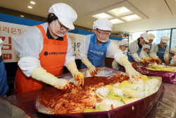 우리은행, 김장김치 나눔 봉사활동...저소득 가정에 전달