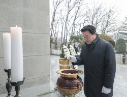 [포토뉴스] 임병택 시흥시장, 현충탑 신년참배