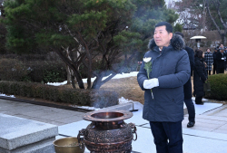 [포토뉴스] 백경현 구리시장 2024 현충탑 신년참배