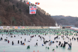 화천 산천어축제, 개막 첫날 10만 인파 몰려