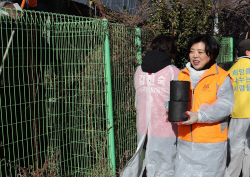 [포토뉴스] 신계용 과천시장 꿀벌마을 연탄나눔봉사