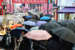 [오늘날씨 예보] 전국 곳곳 우산 챙겨야…서울·인천·경기 등은 마스크도