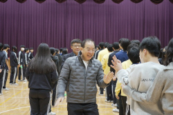 하윤수 부산시교육감, 농구 ‘부산 KCC이지스’ 홈경기 시투