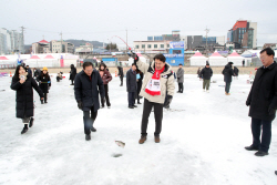 [포토뉴스] 홍천강 꽁꽁축제장 찾은 김진태 강원도지사