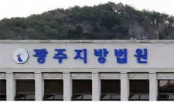 뺨 때리며 싸우던 만취 여친, 고속도로 가로지르다 사망…남친 무죄