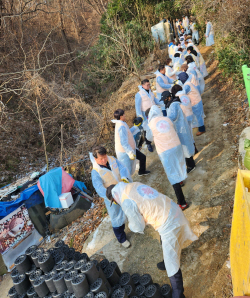 적십자봉사회 안동지회, 소외계층에 사랑의연탄 4500장 전달