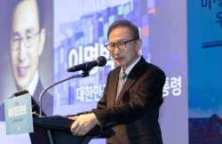 이명박 전 대통령 "韓 기업, 인재·투자·기술 확보 적극 나서야"