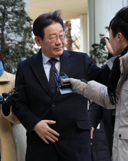 당무 복귀 6일째 이재명, 내부 개혁·통합보다 외부 공세 주력