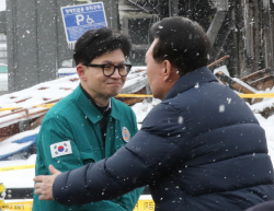 한동훈 날씨 잊은 폴더 인사, 尹 어깨 툭툭…이준석 "2차전 올 것" 허은아 "현장 쇼통"