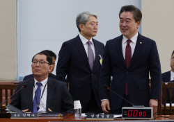 이재명 피습 놓기 싫은 野…경찰 "잔인·중대하지 않은 사건"