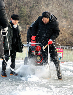 [포토뉴스]화천산천어축제, 얼음 두께 30cm…다시 뚫는 얼음구멍