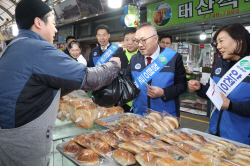 한수원, 임직원 기부금으로 설 맞이 전통시장 장보기