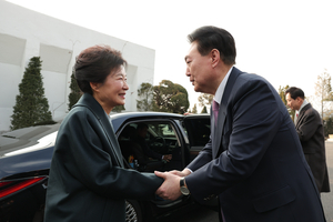 윤 대통령, 박근혜 전 대통령 생일 축하 전화…“회고록으로 국민이 업적 기억하길”