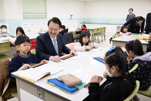 尹 “‘부모돌봄’서 ‘국가돌봄’으로…돌봄과 교육 국가가 책임질 것”