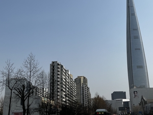 치솟는 공사비에 ‘로또’라던 재건축단지 반토막 났다