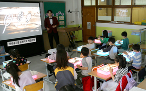 KB금융, 체험하는 늘봄학교 샌드아트 체험 수업 진행