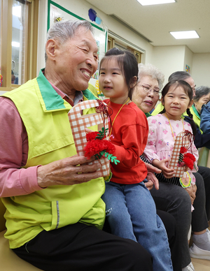 [창간 35년] 인구절벽, 국가 경제·안보 ‘재앙’…밑 빠진 물 붓기식 현금 지원 ‘한계’