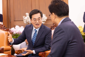 김동연, “반도체 산업 육성과 기후 위기 극복이 우리 미래산업 이끌어가는 핵심과제”