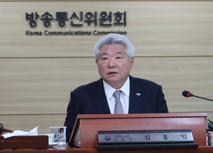 김홍일 전 방통위원장 탄핵소추안 국회 본회의 보고
