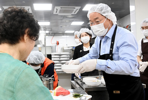 유정복, 초복맞이 삼계탕 배식 봉사활동 참석