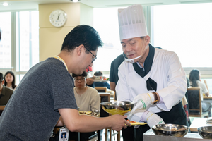 이재준 수원시장, 초복 맞아 공직자들에게 삼계탕 배식