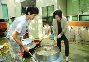 [포토뉴스] 과천시 문원동, 찾아가는 초복 복달임