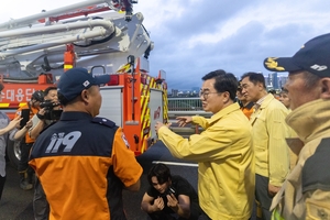 김동연, 집중호우로 침수된 평택 세교 지하차도 찾아 복구상황 점검