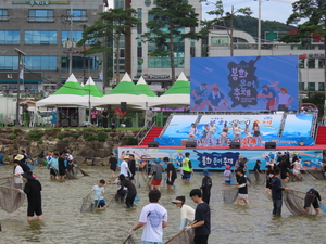 봉화은어축제, 무더위 속에서도 가족 단위 관광객들로 북적