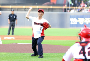 강진원 강진군수, 프로야구 시구로 축제 전국구 홍보 ‘눈길’